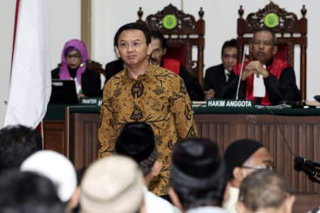 Gubernur DKI Jakarta non aktif Basuki Tjahaja Purnama (Ahok) mengikuti persidangan lanjutan atas kasusnya di auditorium Kementrian Pertanian, Jakarta, Selasa (3/1/2017). Ahok menjalani sidang lanjutan dengan agenda pemeriksaan saksi dari pihak Jaksa Penuntut Umum terkait dugaan penistaan agama yang dilakukannya di kepulauan seribu. --JAWA POS/POOL/Dharma Wijayanto