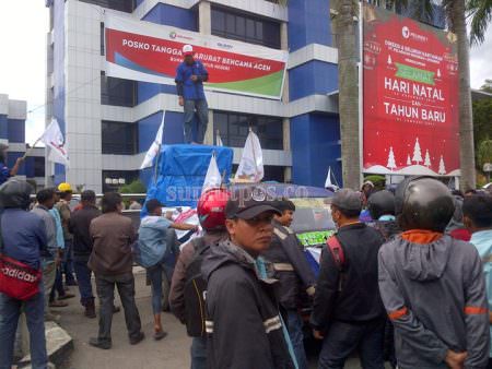 Massa buruh Kopkarpel UTPK saat menggelar aksi demontrasi di depan kantor pusat PT Pelindo I, Rabu (4/1) kemarin.(fachrul rozi/sumut pos)