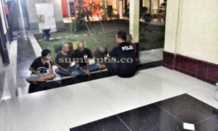 Diamankan : Para pelajar terduga pengguna narkoba, saat diamankan di Polsek Medan Labuhan, Minggu (8/1) kemarin.(Poto fachrul rozi/sumut pos)