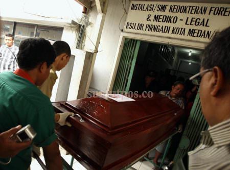 File/SUMUT POS Petugas rumah sakit megangkat satu peti jenazah yang berisikan jasad korban bentrokan warga negara Myanmar  di Rumah Sakit Pringadi Medan, Rabu (10/4). 8 jenazah tersebut akan dibawa ke tempat kremasi di Tanjung Morawa Kabupaten Deli Serdang.