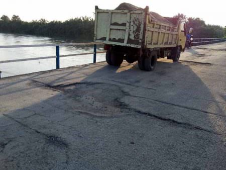 Jembatan Sei Ular di Desa Denai Sarang Burung, Kecamatan Pantai Labu, Kabupaten Deliserdang, sudah mulai rusak.