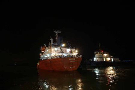 BERLAYAR: Pemanduan dan Penundaan Kapal MT AU Aries yang hendak berlayar meninggalkan Pelabuhan Belawan di malam pergantian tahun 2016. Kapal ini  merupakan kapal terakhir yang berlayar untuk bertolak ke Bangladesh. ISTIMEWA FOR SUMUT POS