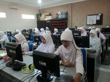UJIAN - Pelaksanaan Ujian Nasional Berbasis Komputer (UNBK) di SMKN 1 Batang.