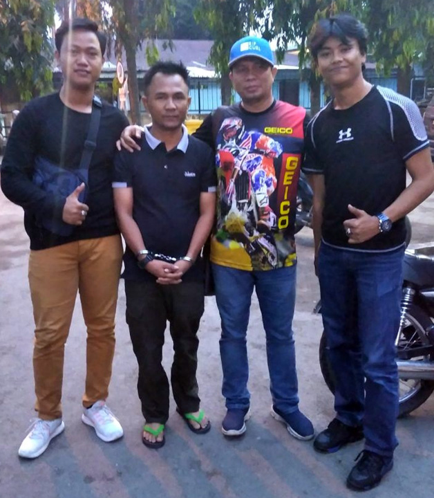 DIAPIT: Su alias Joko diapit petugas Reskrim Polsek Sukajadi.