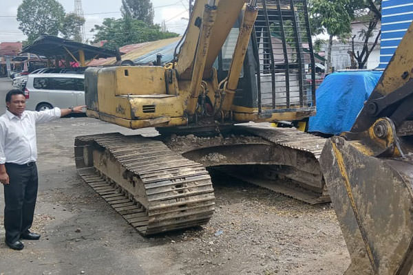 BARANGBUKTI: Anggota Satreskrim Polres Dairi menunjukkan barangbukti 1 unit alat berat yang diamankan dari lokasi pertambangan illegal di Desa Lau Meciho, Kecamatan Tanah Pinem, Dairi.