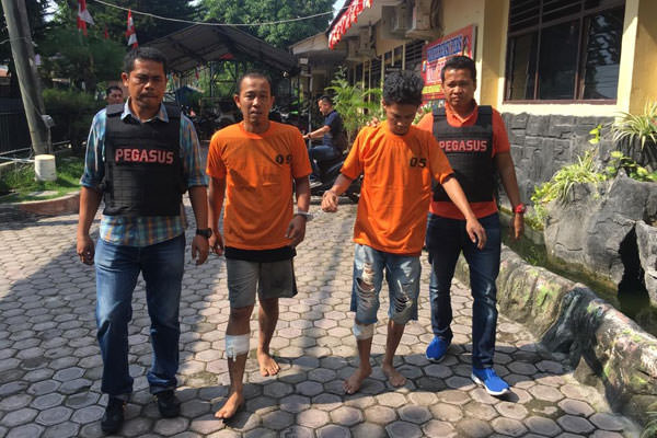 Istimewa PINCANG: Kedua perampok pincang usai kakinya ditembak personel Pegasus Polsek Medan Barat, Senin (8/7).