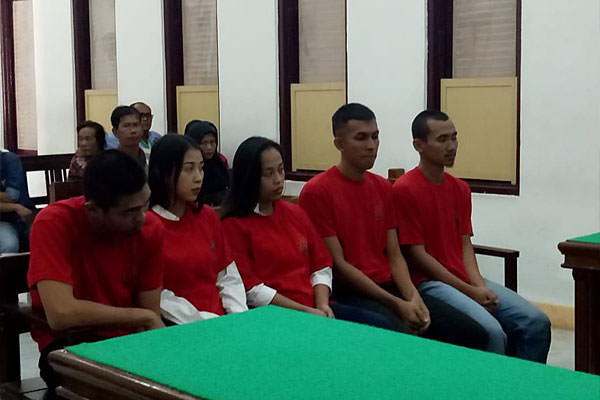 AGUSMAN/SUMUT POS PERDANA: Kelima terdakwa kurir ekstasi menjalani sidang perdana di Pengadilan Negeri Medan, Rabu (10/7).