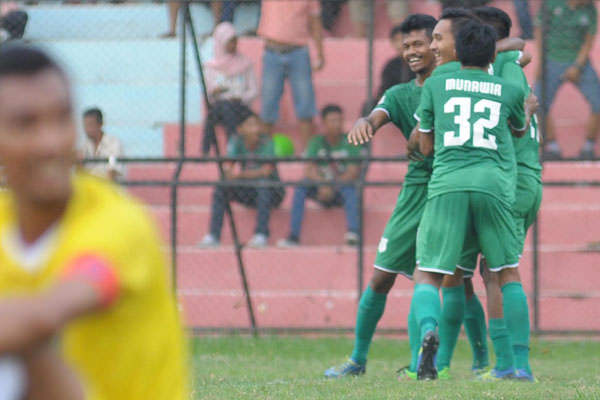 sutan siregar/sumut pos SELEBRASI: Para pemain PSMS Medan merayakan gol ke gawang Perserang Serang, Banten, di Stadion Teladan Medan, Sabtu (6/7).