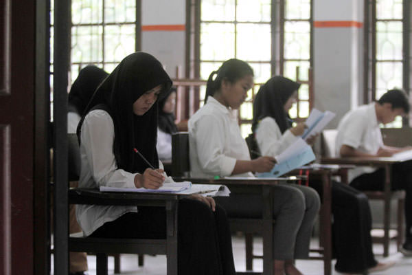 istimewa UJIAN: Para peserta Seleksi Bersama Masuk Perguruan Tinggi Negeri (SBMPTN) mengikuti ujian di Medan, beberapa waktu lalu.