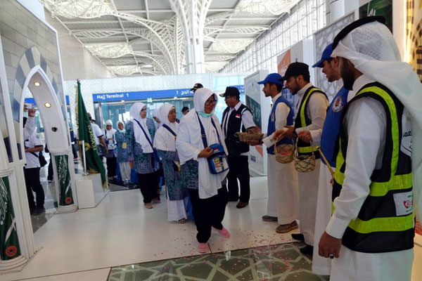 istimewa TIBA DI TANAH SUCI: Jamaah calon haji asal Indonesia tiba di Bandara Internasional Prince Mohammad bin Abdul Aziz, Madinah, Selasa (9/7). Hingga kemarin, sudah 37 Kloter tiba di Tanah Suci dan seorang jamaah wafat.