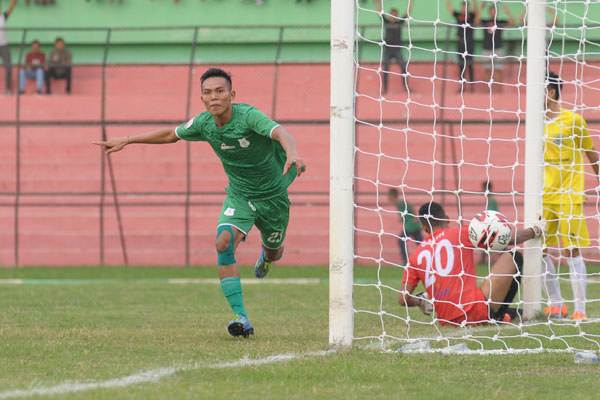 sutan siregar/sumut pos SELEBRASI: Pemain PSMS Medan selebrasi usai mencetak gol ke gawang Perserang di Stadion Teladan Medan, baru-baru ini.