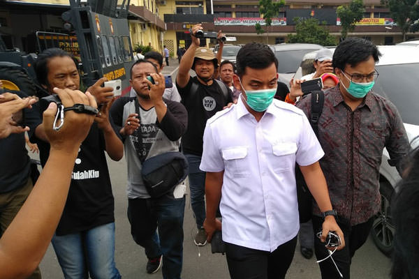 AJUDAN: Ajudan Wali Kota Medan (baju putih) ikut diamankan KPK.