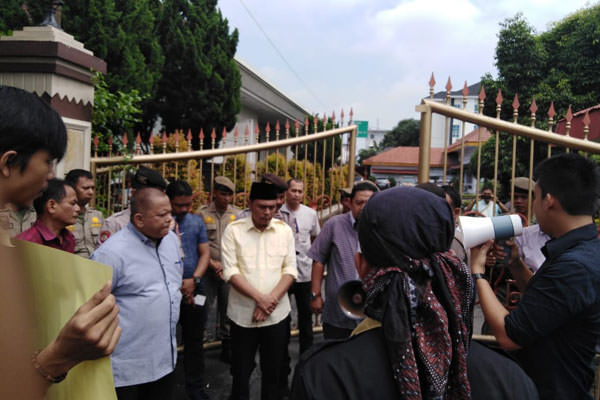 ASPIRASI: Ketua DPRD, Basyaruddin Nasution menerima aliansi mahasiswa dan pemuda Kota Tebingtinggi dalam menyampaikan aspirasi di Kantor DPRD Tebingtinggi.