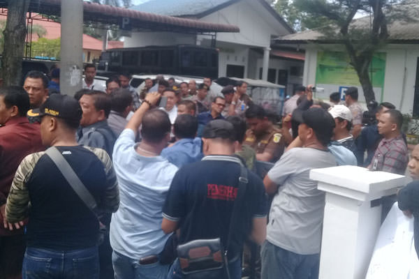 AKSI: Puluhan massa yang mengatasnamakan Aliansi Masyarakat Tebingtinggi menggelar aksi di depan Kejaksaan Negeri Tebingtinggi, Rabu (30/10).
sopian/sumut pos