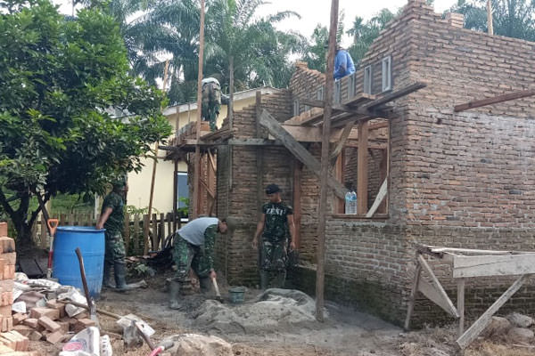 ist BEDAH RUMAH: TNI dibantu masyarakat bergotong- rotong membedah rumah Sarwanto (47) di Desa Pispis Kampung Kecamatan Sipispis Kabupaten Sergai, Selasa (8/10)