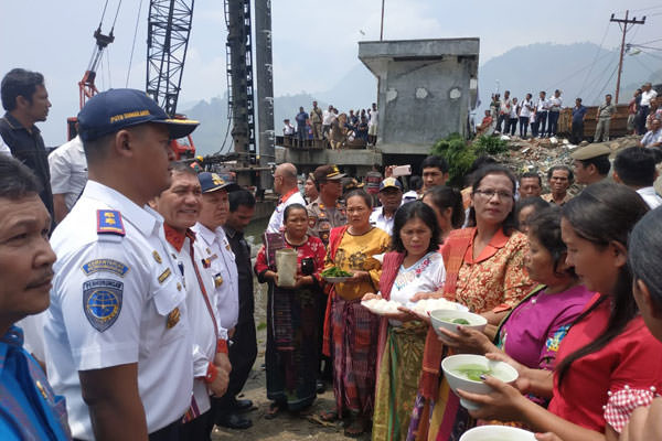 BERDOA: Bupati Karo, Terkelin Brahmana, Kepala BPTD Wilayah II Sumut, Putu Sumarjaya, dan sejumlah OPD, kepala desa dan tokoh adat, berdoa bersama sebelum tiang pancang ditancapkan ke Danau Toba, Rabu (16/10).