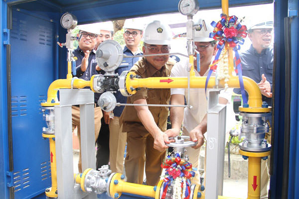 RESMI: Perwakilan dari Pemko Medan dan Dirjen Migas di damping Direktur Komersial PGN, Dilo Seno Widagdo berada di Station Jaringan Gas Bumi untuk rumah tangga saat peresmian Jargas di Medan, beberapa waktu yang lalu.