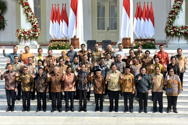 BERFOTO DI TANGGA ISTANA: Presiden Jokowi dan Wakil Presiden Ma’ruf Amin foto bersama para menteri Kabinet Indonesia Maju di tangga Istana Negara usai diumumkan, Rabu (23/10). 