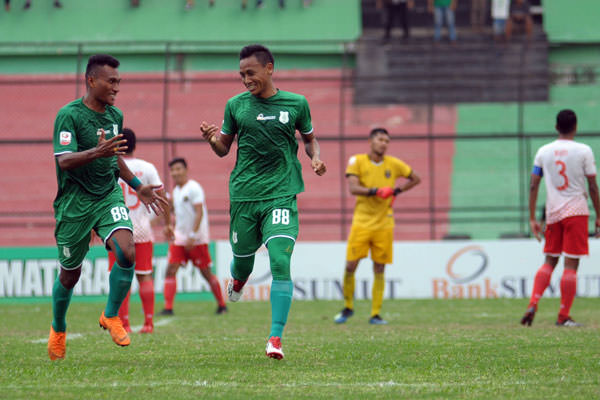 SELEBRASI: Penyerang PSMS Medan Tri Handoko (kanan) selebrasi usai mencetak gol ke gawang lawan, beberapa waktu lalu. Menghadapi Persiraja Banda Aceh, Tri Handoko kembali mencetak gol, untuk membawa PSMS Medan menang dengan skor tipis 1-0.