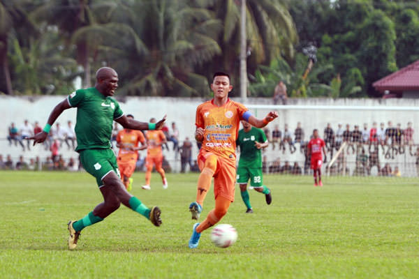 BUKA PELUANG 
Pemain PSMS Medan Bruno Casmir berebut bola dengan pemain Persiraja Banda Aceh di Stadion Langsa, Kota Langsa, Aceh,  Kamis (17/10). Dalam laga ini, PSMS sukses membuka peluang ke babak 8 besar setelah menekuk Persiraja 1-0.