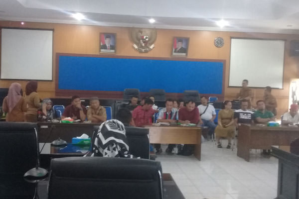 RDP: Para pedagang Pasar Impres Kota Tebingtinggi mencurahkan aspirasi mereka agar tidak direlokasi dalam RDP bersama anggota DPRD Kota Tebingtinggi. SOPIAN/SUMUT POS