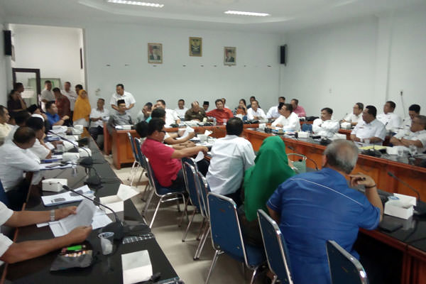 RAPAT: Rapat evaluasi Ranperda APBD 2020 yang dipimpin Wakil Pimpinan Sementara, Amit Damanik dan Sekdakab Deliserdang, Darwin Zein diwarnai interupsi di Lubukpakam.
batara/sumut pos 