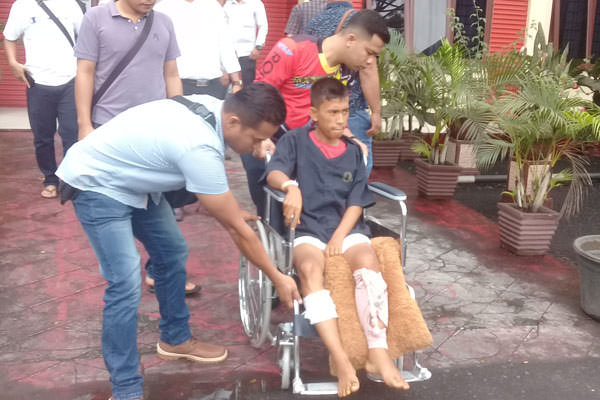 DITEMBAK: Pelaku pembunuhan guru SD terpaksa didudukkan di kursi roda. Sebab kedua kakinya ditembak karena berusaha melawan saat akan ditangkap.