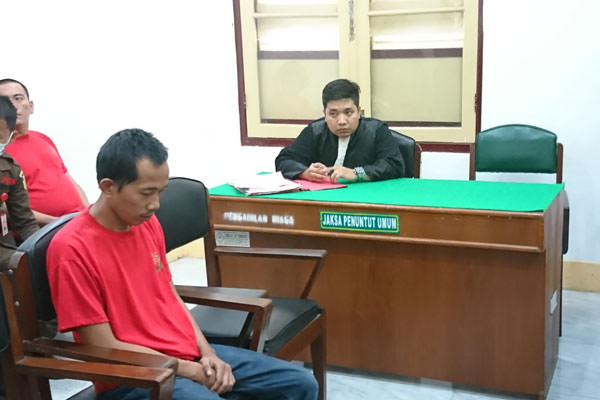 PUTUSAN: Abdil Hadi alias Dedek, terdakwa kasus pembunuhan menjalani sidang putusan, Senin (28/10).