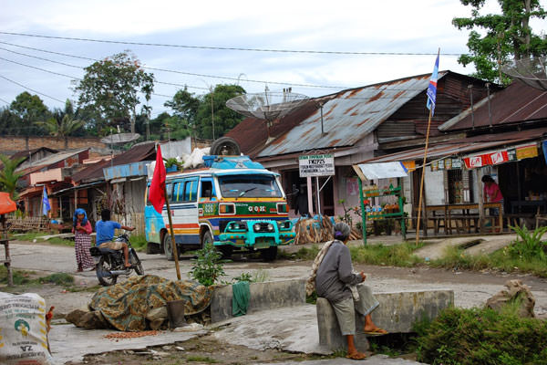 ANGKUTAN: Sebuah angkutan umum melintas di pemukiman warga di Kabupaten Samosir, beberapa waktu lalu. Dishub Sumut berencana memperluas izin angkutan sewa khusus (ASK) atau taksi online hingga ke kawasan Danau Toba.  