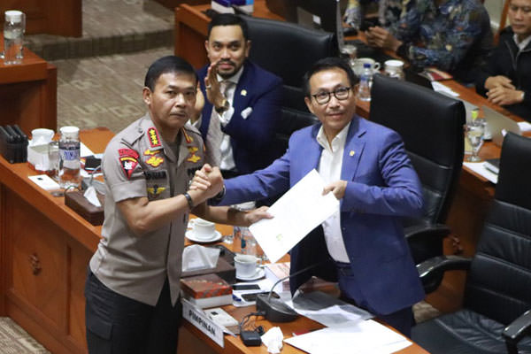 JADI KAPOLRI
Kabareskrim Polri Komjen Pol Idham Azis menyerahkan pakta integritas kepada Ketua Komisi III DPR RI, Herman Herry saat Uji Kelayakan dan Kepatutan Calon Kapolri di ruang Komisi III, Kompleks Parlemen, Jakarta, Rabu (30/10). Komisi III DPR RI secara aklamasi menyetujui Komjen Idham Azis menjadi Kapolri menggantikan Tito Karnavian. 