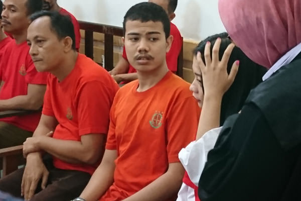 TUNTUTAN: Fitri br Siregar alias Velistha Vey (pegang kepala) seusai menjalani sidang tuntutan, Senin (21/10).
AGUSMAN/SUMUT POS
