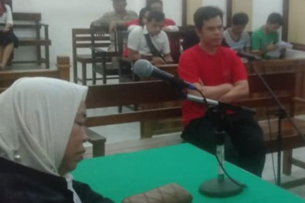 DENGARKAN: Joni Iskandar mendengarkan tuntutan, Selasa (22/10).