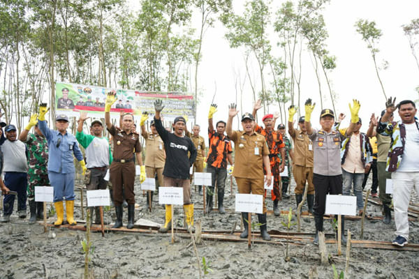 TANAM MANGROVE: Bupati Batubara, Ir Zahir bersama Forkompimda Batubara, Tokoh Masyarakat, OKP pada kegiatan penanaman pohon mangrove. MUKLIS/SUMUT POS