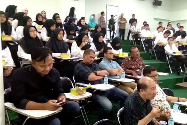 SOSIALISASI: Suasana sosialisasi Program Kreativitas Mahasiswa (PKM) kepada calon dokter FK UISU.