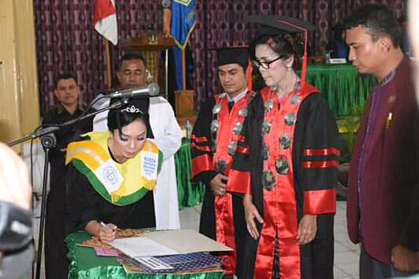 WISUDA: Sebanyak 25 orang lulusan AKBID Pemko Tebingtinggi ikuti wisuda.