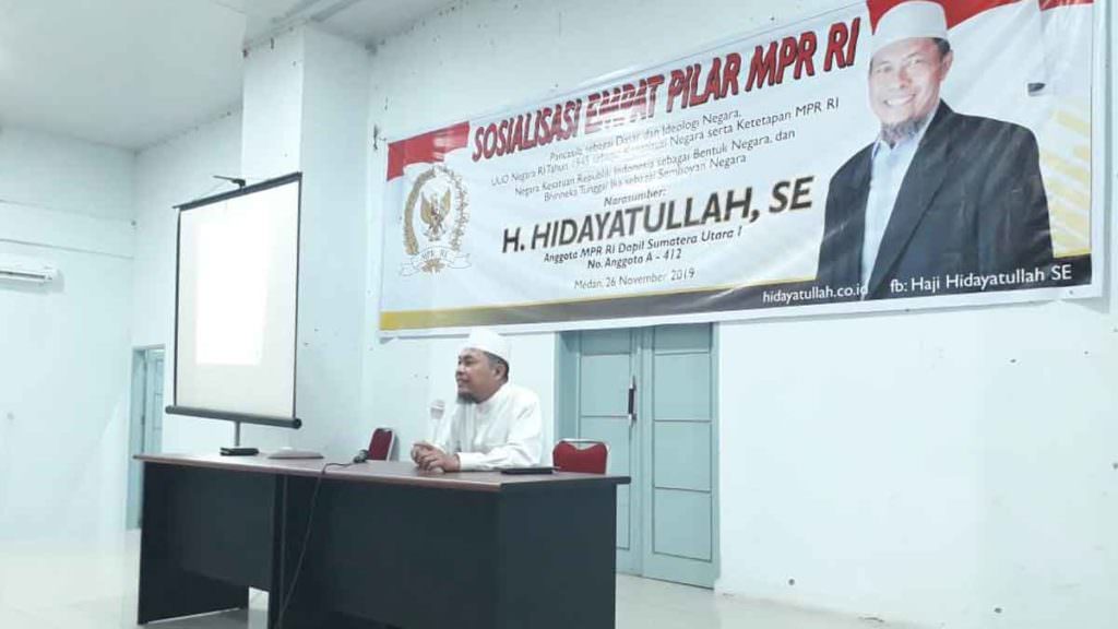 SOSIALISASI: Anggota MPR RI Hidayatullah saat melakukan sosialisasi Empat Pilar Kebangsaan di Gedung Balai LatihanPertanian Medan. , Selasa (26/11).