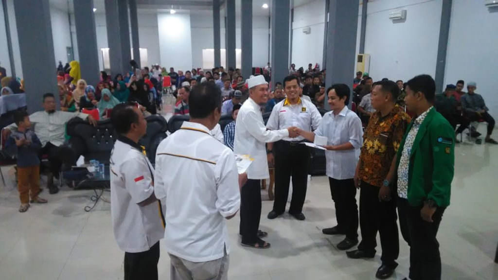 SERAHKAN: Anggota DPR RI dari Fraksi PKS, H Hidayatullah SE menyerahkan cenderamata kepada peserta TOP yang digelar DPC PKS Medan Johor di gedung BLPP, Jalan AH Nasution, Minggu (24/11).