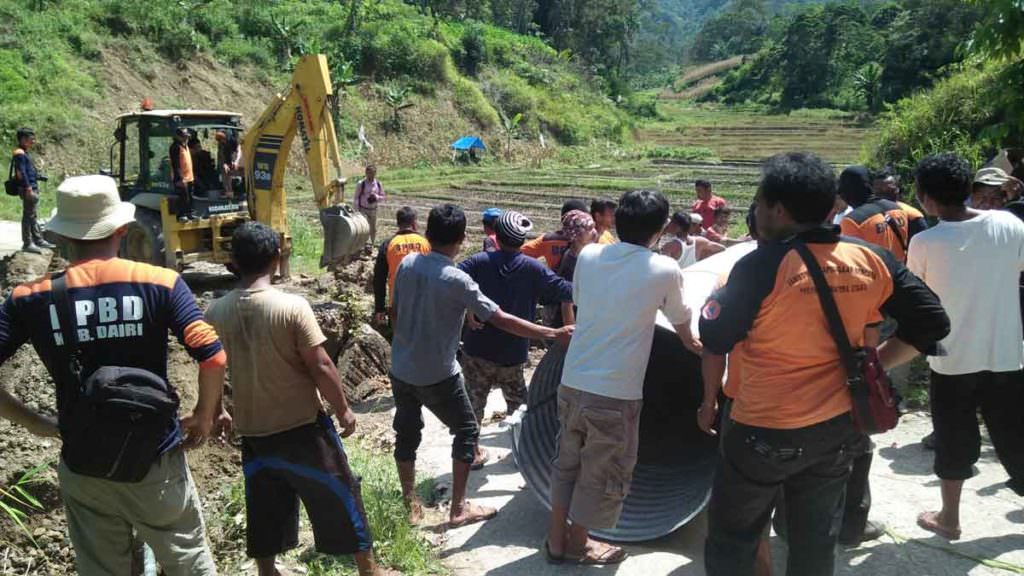 DIBANGUN: BPBD Dairi membangun gorong-gorong menuju Desa Pandiangan Kecamatan Lae Parira untuk memperlancar transportasi warga dan menghindari lakalantas.
RUDY SITANGGANG/SUMUT POS