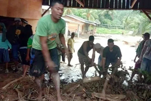 BANJIR BANDANG:
Warga Desa Lau Pengulu, Kecamatan Mardinding bergotong-royong membersihkan rumah warga yang rusak diterjang banjir bandang pada Minggu 
(10/11).