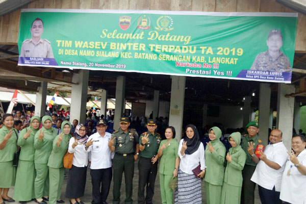 BERSAMA: Wasev Kodam I/BB Kolonel Inf Riswanto dan Dandim 0203/Lkt Letkol Bachtiar Susanto, diabadikan bersama pada kegiatan Bintek Terpadu Kodim 0203/Lkt.
BAMBANG SUHANDOKO/SUMUT POS