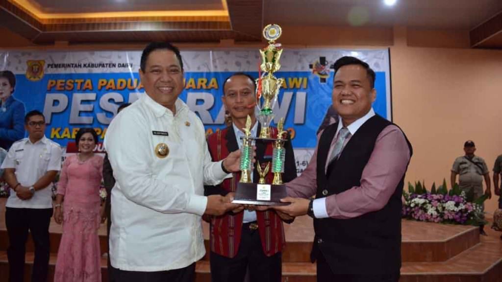 JUARA PESPARAWI: Bupati Dairi,  Eddy KA Berutu menyerahkan piala juara 1 Pesparawi tahun 2019 kepada kontingen Kecamatan Sidikalang.
RUDY SITANGGANG/SUMUT POS