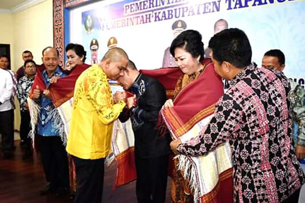 MEMBERIKAN ULOS: Bupati Tapteng, Bakhtiar Ahmad Sibarani memberikan ulos kepada Kajari  Sibolga Lama, Timbul Pasaribu, SH, dan Kajari Sibolga Baru, Hendri Nainggolan, SH.MH dalam acara pisah di Graha Aula Bank Indonesia Sibolga.
ADLIN/SUMUT POS