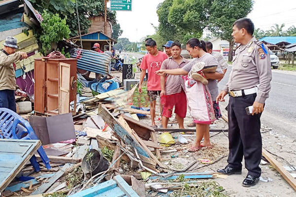 RINGSEK: Dua warung remang-remang yang diseruduk bus Pemkab Asahan ringsek. 
IST/SUMUT POS