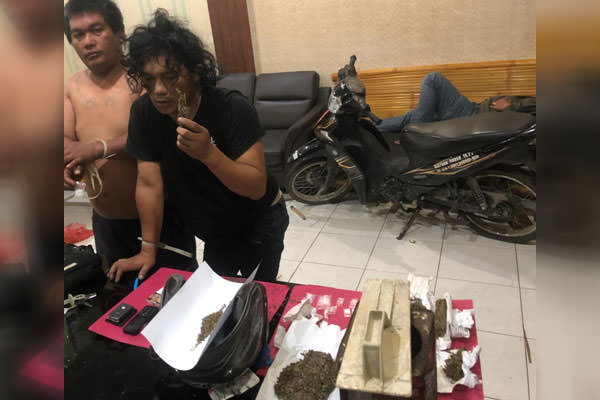 PERLIHATKAN: Abang dan adik pengedar narkoba kompak perlihatkan barang bukti.
SOLIDEO/SUMUT POS