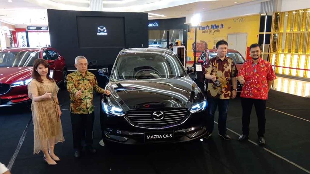 ABADIKAN:  Sales Manager PT Graha Mazindo Mandiri (GMM) Jenny, Dirut GMM Seaw Pin Hong, Direkrur Sales Marketing dan PR dan staff PT Eurocars Motor Indonesia diabadikan sesaat pembukaan selubung All New Mazda CX 8 di Medan, Selasa (26/1). 