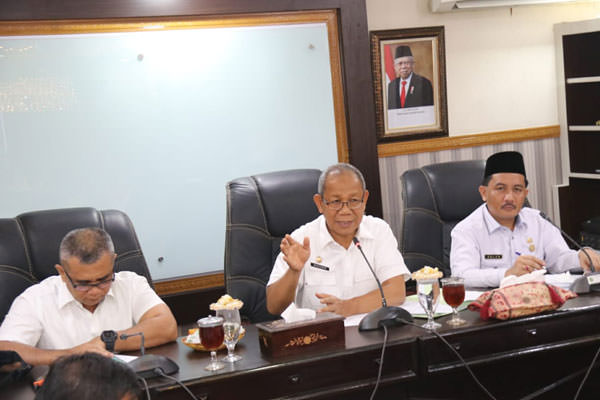 RAPAT: Aspem Setdako Medan, Musadad Nasution memimpin rapat koordinasi persiapan Peringatan Maulid Nabi Muhammad SAW di Balai Kota Medan, Rabu (6/11).