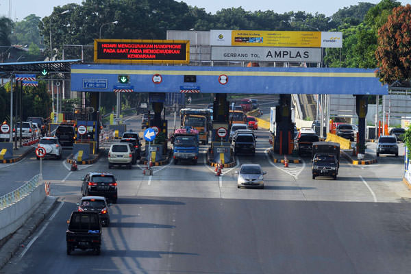 PADAT: Kondisi gerbang Tol Amplas, Kota Medan, Sumatera Utara, pada jam sibuk, dipadati kendaraan yang keluar masuk, baru-baru ini.