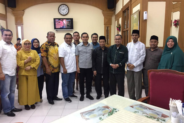 KOMPAK: Pengurus Fraksi Gerindra dan Fraksi PKS DPRD Medan foto bersama usai melakukan pertemuan di salah satu rumah makan di Jalan H Adam Malik Medan, Senin (4/11). Dalam pertemuan ini, Fraksi Gerindra mengajak Fraksi PKS mendukung Ihwan Ritonga menjadi bakal calon Wali Kota Medan pada Pilkada serentak 2020. 