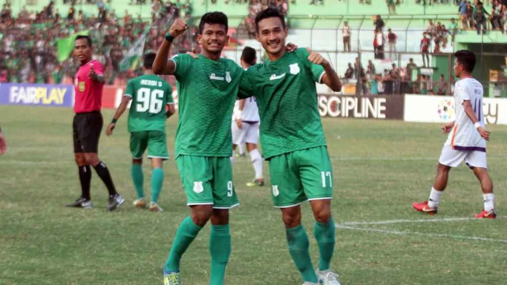 SELEBRASI: Ilham Fathoni dan Yudha Rizki selebrasi usai mencetak gol di Stadion Teladan Medan, belum lama ini.
triadi wibowo/sumut pos