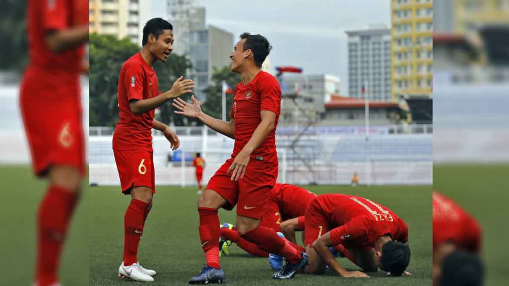 SELEBRASI
Egy Maulana Vikri dan Evan Dimas melakukan selebrasi usai mencetak gol ke gawang Thailand. 